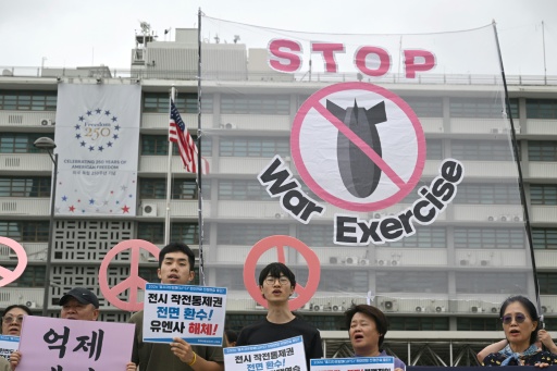 Manifestation contre l'exercice militaire conjoint entre la Corée du Sud et les Etats-Unis, baptisé "Ulchi Freedom Shield" (UFS), devant l'ambassade des Etats-Unis à Séoul, le 17 août 2026 en Corée du Sud — Jung Yeon-je / AFP
