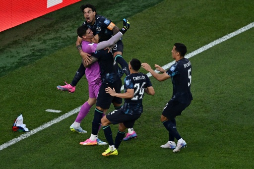 Le gardien paraguayen Orlando Gill entouré par ses coéquipiers après la victoire aux tirs au but face à l'Allemagne en 16e de finale du Mondial, le 29 juin 2026 à Boston