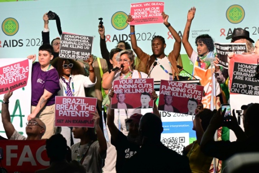 Ativistas no Rio exigem acesso a medicamentos genéricos contra o HIV