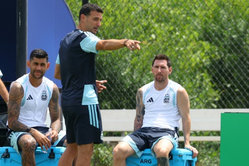 Lionel Messi (à direita) ouve as instruções de Lionel Scaloni durante um treino em 6 de julho de 2026, em Kennesaw, Geórgia.