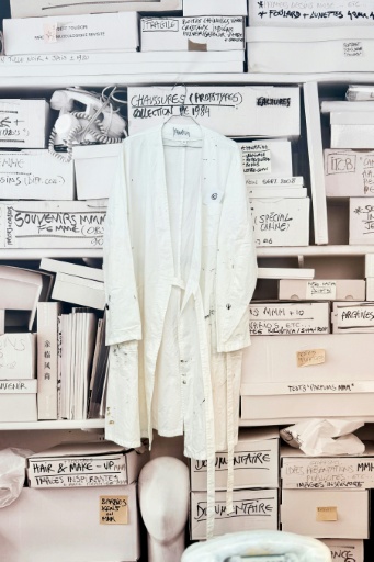Una bata blanca de trabajo del diseñador belga Martin Margiela, expuesta antes de ser subastada en París, el 7 de julio de 2026