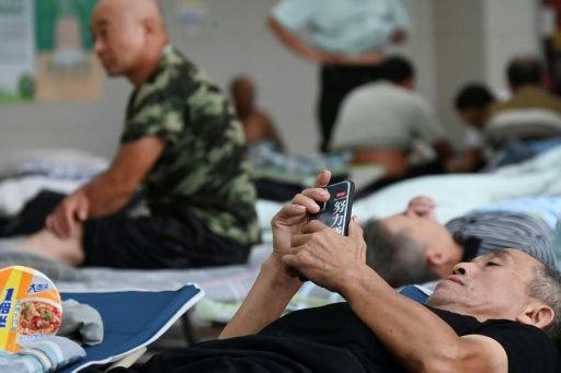 Des habitants évacués à l'approche du typhon Bavi se reposent dans un centre à Yueqing, dans la province du Zhejiang (est) en Chine, le 11 juillet 2026