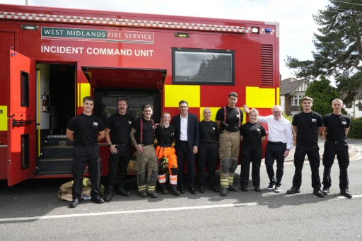 e Premier ministre britannique Andy Burnham et le maire des West Midlands, Richard Parker, rencontrent des pompiers et des membres du personnel du service d’incendie des West Midlands, lors d’une visite à l’unité de commandement des interventions du service d’incendie des West Midlands, à Stourbridge, dans le centre de l’Angleterre, le 14 août 2026, où des feux de forêt ont frappé la région. — Peter Byrne / AFP
