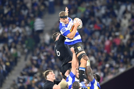 Stormers' South African lock Connor Evans gets hold of the ball against New Zealand's flanker Simon Parker in Cape Town — Rodger Bosch / AFP