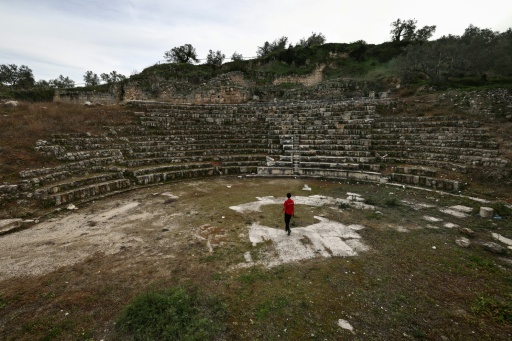 Un garçon se promène dans l'amphithéâtre du site archéologique de Sébaste, à l'ouest de la ville de Naplouse, en Cisjordanie occupée, le 12 février 2026 — Zain JAAFAR / AFP