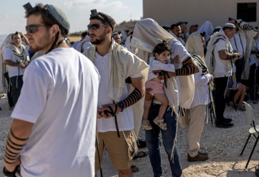 مستوطنون يهود يؤدون الصلاة خلال إعادة افتتاح مستوطنة غانيم في شمال الضفة الغربية في 13 آب/أغسطس 2026 — ايليا يفيموفيتش