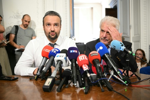 Pierre Debuisson (g) et Guy Debuisson, les nouveaux avocats de Cédric Jubillar, s'adressent aux médias, après que Jubillar a avoué le meurtre de son épouse,le 6 juillet 2026 à Toulouse