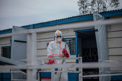 Un agent sanitaire en combinaison de protection commence les opérations de nettoyage et de désinfection au centre de traitement Ebola (CTE) de Rwampara, le 13 juillet 2026 à Bunia, dans la province de l'Ituri, en RDC