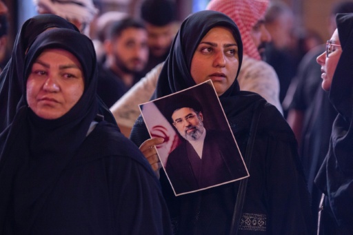 Una mujer muestra un retrato del líder supremo iraní Mojtaba Jamenei, hijo del difunto Alí Jamenei, el 9 de julio de 2026 en la ciudad iraquí de Kerbala