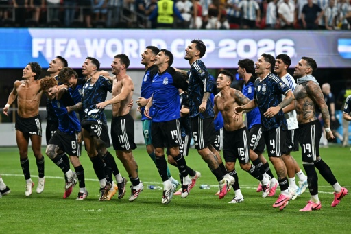 Los jugadores de la selección de Argentina celebran el pase a la final del Mundial de Norteamérica al vencer a Inglaterra en las semifinales el 15 de julio de 2026 en Atlanta — Paul ELLIS / AFP