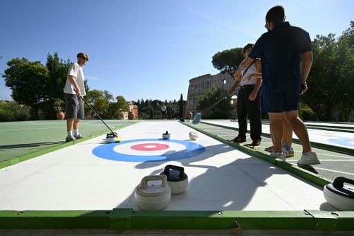 À l'ombre du Colisée, le curling convertit les curieux