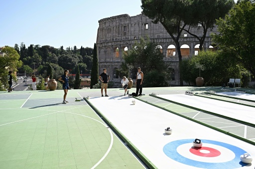 Une partie de curling près du Colisée à Rome, le 24 août 2026 — Andreas SOLARO / AFP