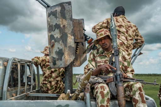 Un véhicule d’escorte militaire nigérian se prépare à conduire un convoi de voitures civiles sur l’autoroute Maiduguri-Damboa, dans le nord-est, le 29 juillet 2026 — - / AFP