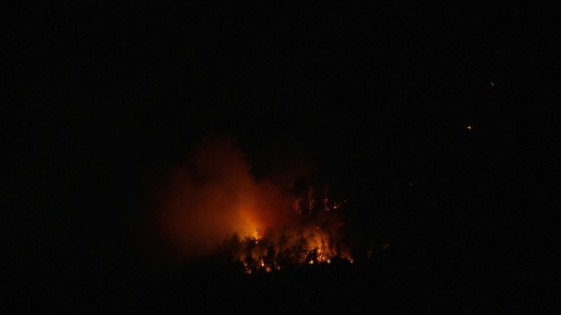 France: un incendie continue de brûler de nuit dans les Hautes-Alpes