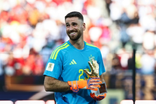 O goleiro espanhol Unai Simón com a Luva de Ouro após derrotar a Argentina na final da Copa do Mundo no estádio de Nova York/Nova Jersey, em East Rutherford, em 19 de julho de 2026. — FRANCK FIFE / AFP