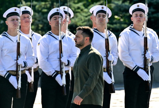 Ukraine: Zelensky rejette des élections, un "tsunami qui fracturerait" le pays