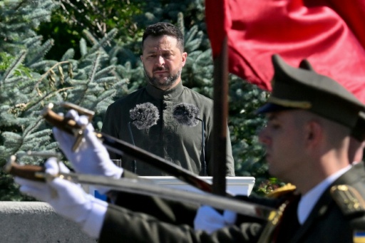 Le président ukrainien Volodymyr Zelensky lors d'une cérémonie militaire, le 23 août 2026 à Kiev — Sergei SUPINSKY / AFP