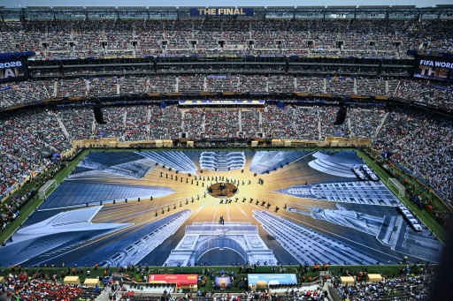 Décor représentant des gratte-ciel et la statue de la Liberté au MetLife Stadium d'East Rutherford lors de la cérémonie de clôture de la Coupe du monde, le 19 juillet 2026 avant la finale entre l'Espagne et l'Argentine — MAURO PIMENTEL / AFP