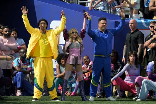 Madonna entourée de Ronaldinho et Ronaldo lors du show de la mi-temps du Mondial, le 19 juillet 2026 à East Rutherford — JUAN MABROMATA / AFP