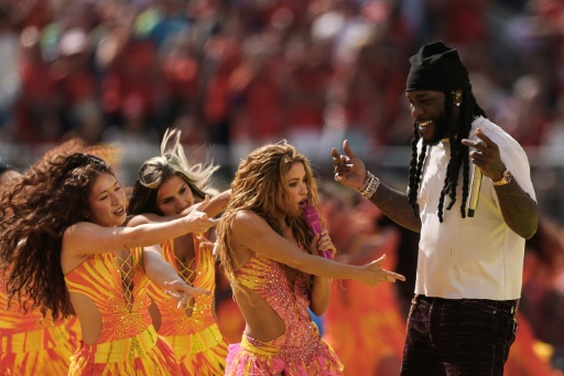 Shakira et Burna Boy chantent le tube du Mondial "Dai Dai" lors de la mi-temps de la finale, le 19 juillet 2026 à East Rutherford — PATRICIA DE MELO MOREIRA / AFP