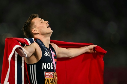 Karsten Warholm tras ganar los 400 metros vallas por cuarta edición consecutiva en el Europeo. En Birmingham (centro de Inglaterra), el 14 de agosto de 2026 — Paul ELLIS / AFP
