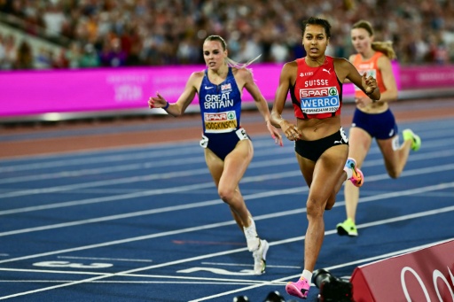 Audrey Werro (centro) gana los 800 m del Europeo delante de Keely Hodgkinson (izquierda, plata) y Femke Broeders-Bol (derecha, bronce). En Birmingham (centro de Inglaterra), el 14 de agosto de 2026 — Ben STANSALL / AFP