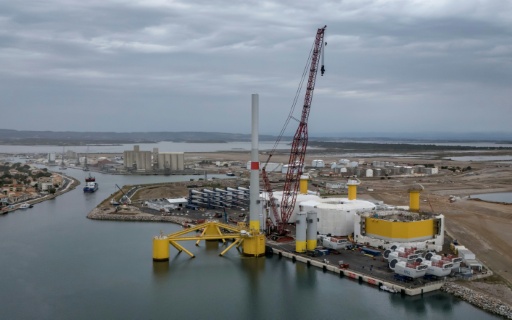 Vue aérienne d'une éolienne semi-achevée du parc pilote Eoliennes Flottantes du Golfe du Lion, en construction à Port-la-Nouvelle, près de Perpignan, le 2 juin 2025 dans l'Aude