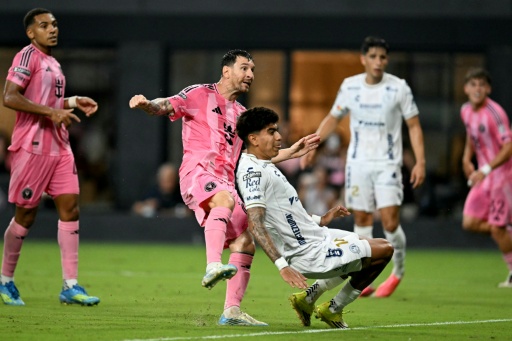 ثنائية ميسي تجعله أفضل هداف في كأس الرابطتين