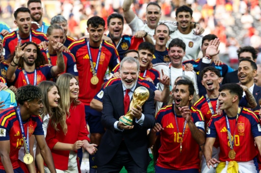 Seleção espanhola é recebida com festa em Madri