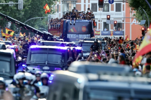 A seleção espanhola desfila pelas ruas de Madri para celebrar o bicampeonato mundial em 20 de julho de 2026. — Thomas Coex / AFP