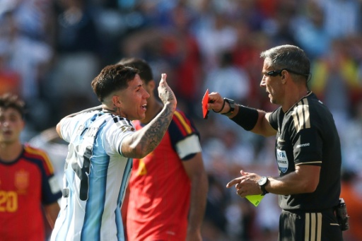 Slovenian referee Slavko Vincic shows Enzo Fernandez a red card, leaving Argentina reduced to 10 men — PATRICIA DE MELO MOREIRA / AFP
