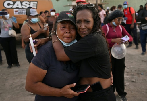 Des proches de victimes des séismes au Venezuela se rassemblent près de l'immeuble OPP de Caraballeda, le 24 juillet 2026 — Juan BARRETO / AFP