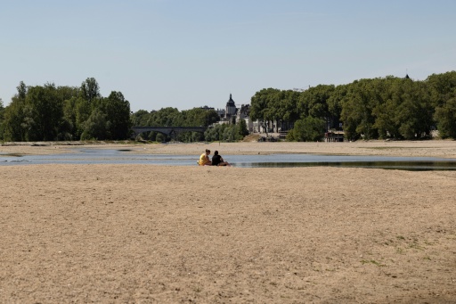 Le lit partiellement asséché de la Loire, à Orléans dans le Loiret, le 22 juillet 2026 — Alain JOCARD / AFP