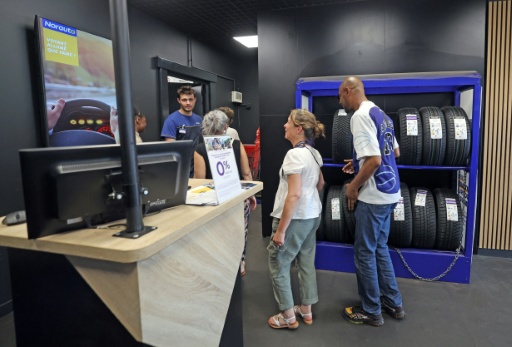 D'anciens détenus participent à une journée organisée par la Fondation M6, qui oeuvre pour leur réinsertion, dans un garage Norauto, à Villeneuve-d'Ascq, le 24 juin 2026