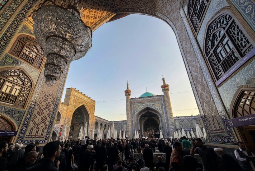 Peregrinos visitan el santuario del Imán Reza tras el funeral del fallecido líder supremo iraní, Ali Jamenei, el 10 de julio de 2026 en Mashhad