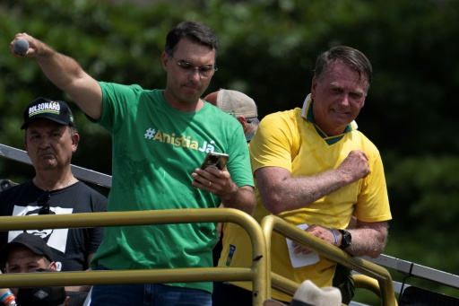 El expresidente de Brasil Jair Bolsonaro (derecha) y su hijo, el senador Flavio Bolsonaro (izquierda), están aliados con el presidente estadounidense Donald Trump, quien ha apoyado a varios candidatos de derecha victoriosos en América Latina. — Pablo PORCIUNCULA / AFP
