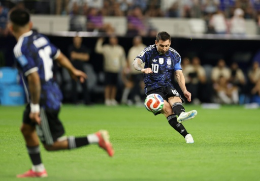 Lionel Messi cobra uma falta durante a vitória da Argentina sobre a Jordânia em 27 de junho de 2026.