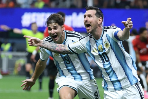 O atacante Lionel Messi (à direita) comemora o segundo gol na partida vencida pela Argentina por 3 a 2 sobre o Egito, nas oitavas de final da Copa do Mundo, em 7 de julho de 2026, em Atlanta