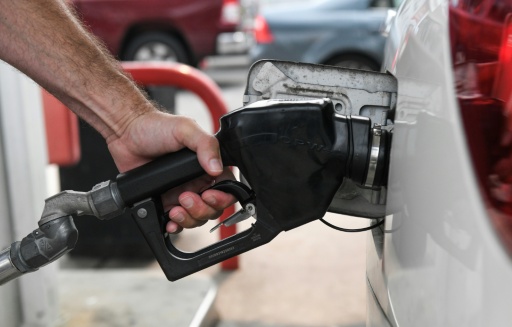 Un cliente echa combustible en su automóvil en una gasolinera de Boothwyn (estado de Pensilvania), el 17 de julio de 2026 al este de EEUU — Matthew Hatcher / AFP