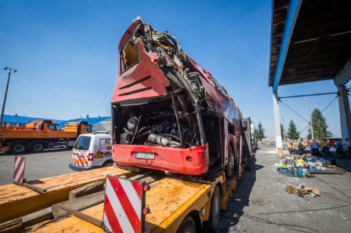 La carcasse d'un car immatriculé en Pologne qui a quitté la chaussée sur une autoroute hongroise faisant 12 morts et au moins 10 blessés graves, le 16 août 2026 près de Miskolc, dans le nord-est du pays — FERENC ISZA / AFP