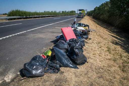 Images des débris sur les lieux d'un accident de bus polonais en Hongrie, qui a fait 12 morts et au moins 10 blessés graves, le 16 août 2026 près de Mezokeresztes, à environ 150 km à l'est de Budapest — FERENC ISZA / AFP