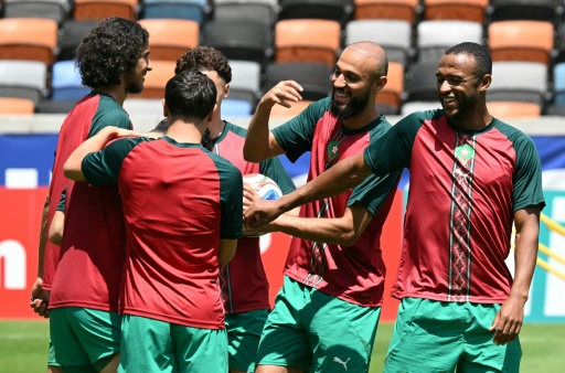 El defensa marroquí Noussair Mazraoui (C) y el delantero marroquí Ayoub El Kaabi (D) participan en una sesión de entrenamiento en el Houston Sports Park de Houston el 3 de julio de 2026, en la víspera del partido de octavos de final de la Copa Mundial de la FIFA 2026 entre Canadá y Marruecos