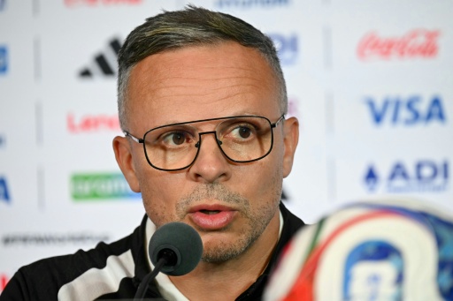 El seleccionador de Marruecos, Mohamed Ouahbi, ofrece una rueda de prensa en el estadio de Houston, el 3 de julio de 2026, en la víspera del partido de octavos de final del Mundial de 2026 entre Canadá y Marruecos