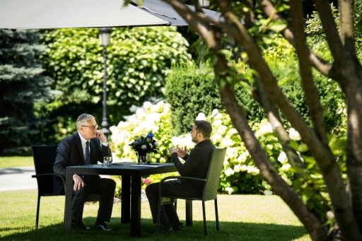 El primer ministro británico Keir Starmer (izq.) y el presidente de Ucrania Volodimir Zelenski (der.) conversan durante una reunión bilateral en los jardines del Palacio Presidencial en Kiev, el 16 de julio de 2026, durante la última visita de Starmer a Ucrania antes de dejar el cargo el 20 de julio. — Stefan Rousseau / AFP