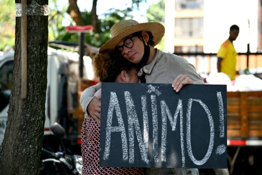 El músico Andrés Solomón consuela a una mujer en un puesto de abrazos en Cali, Colombia, el 13 de agosto de 2026, tres días después del terremoto de magnitud 7,4 — Raúl Arboleda / AFP