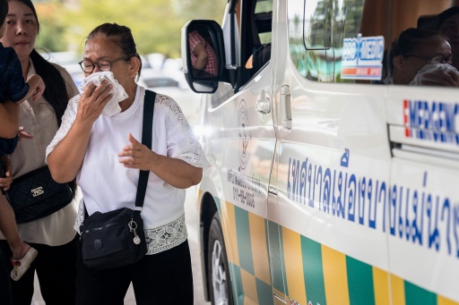 Arrivée à l'hôpital de victimes d'une fusillade dans un lycée, près de Bangkok, le 7 août 2026 — Chanakarn LAOSARAKHAM / AFP