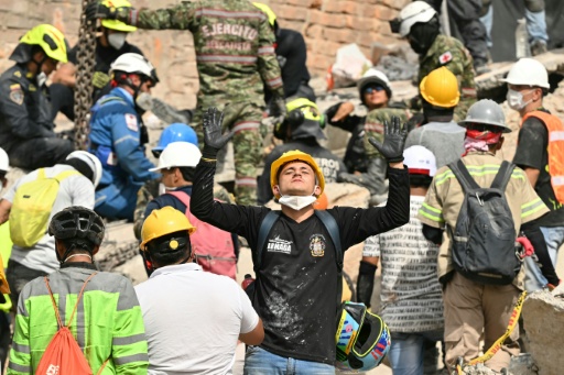 Unos socorristas buscan supervivientes del terremoto el 12 de agosto de 2026 en un edificio derrumbado en Pereira, Colombia — Luis Acosta / AFP