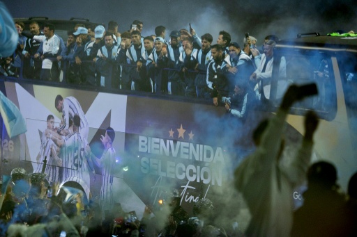 Les joueurs argentins, finalistes du Mondial, lors d'une parade sur un bus à impérial, le 20 juillet 2026 à Ezeiza — TOMAS CUESTA / AFP