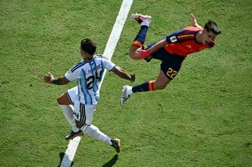 L'Espagnol Pau Cubarsi (d) est fauché par l'Argentin Enzo Fernandez, qui sera ensuite exclu, en finale du Mondial, le 19 juillet 2026 à East Rutherford — Jewel SAMAD / AFP