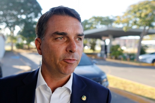 O senador Flávio Bolsonaro, filho do ex-presidente Jair Bolsonaro e pré-candidato à Presidência, fala com jornalistas ao chegar ao Aeroporto Internacional Presidente Juscelino Kubitschek, em Brasília, em 15 de maio de 2026 — Sergio Lima / AFP